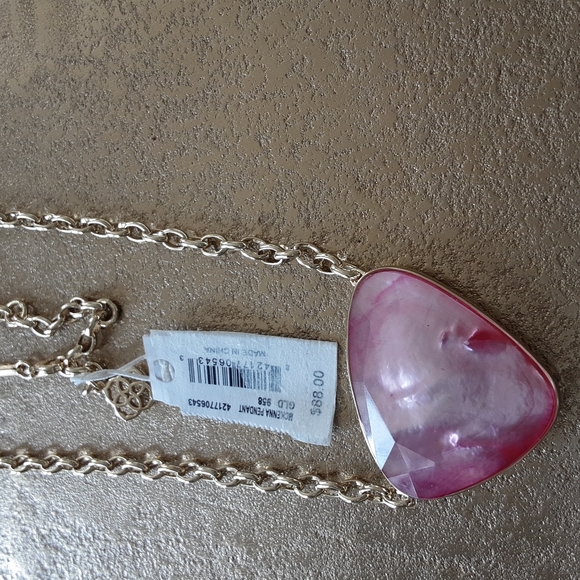 Kendra Scott Mckenna Necklace in Blush Mother-Of-Pearl - Picture 3 of 5